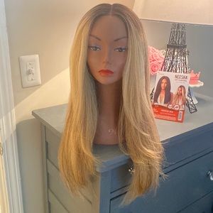 Outre Neesha 203 soft and natural lace front wig DRFF2/Butterscotch